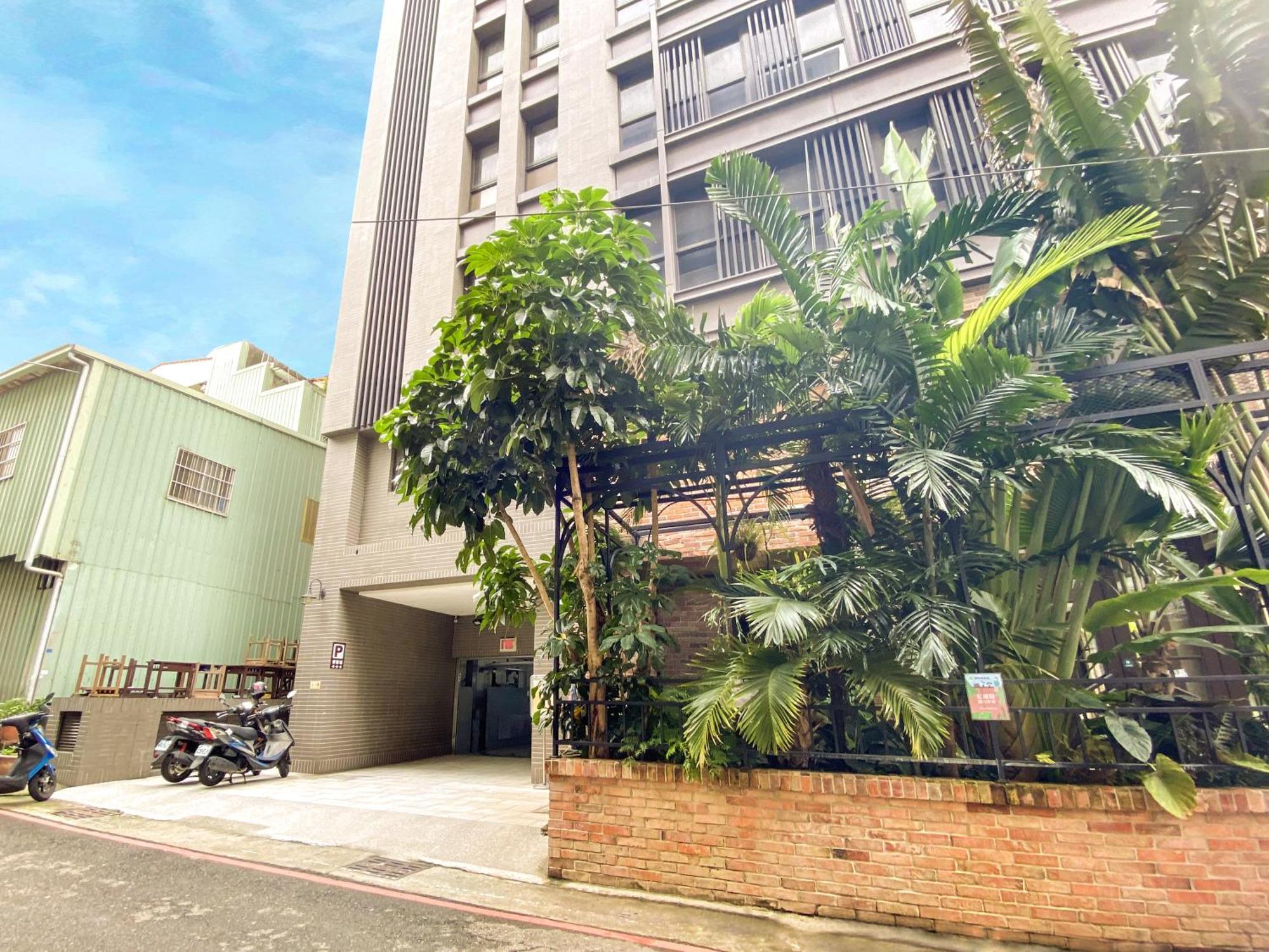Central Land Hotel Taichung Exterior photo